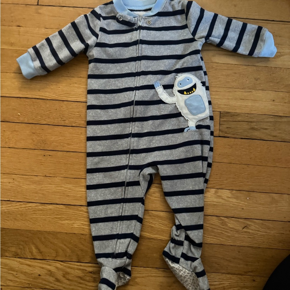 Carter’s fleece Yeti pjs. Size 12 months. Good Condition.